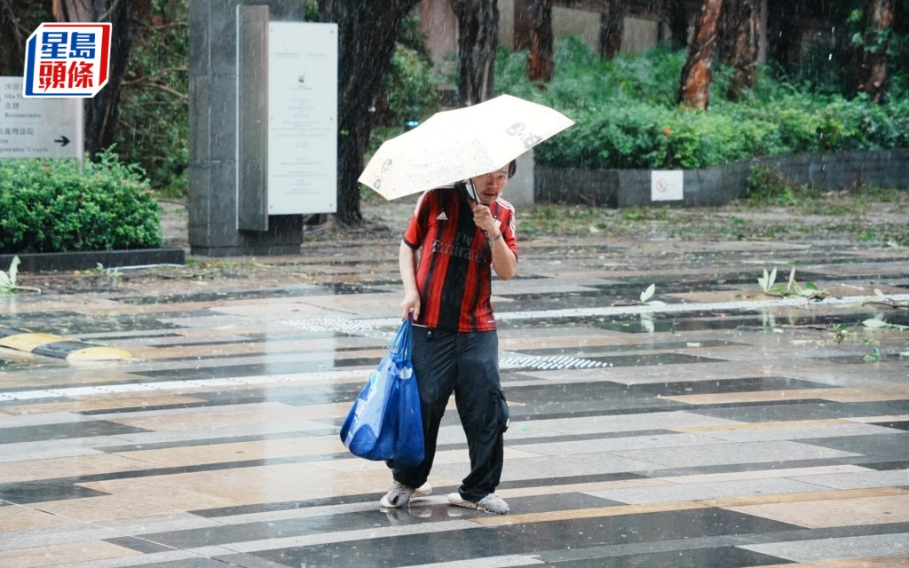 近日超強颱風「樺加沙」吹襲本港，再次引發社會對惡劣天氣及極端情況下工作安排的關注與討論。資料圖片