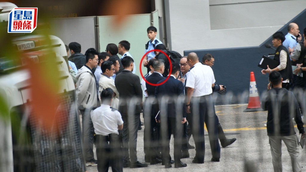 警務處處長周一鳴（圓圈）到警署了解事件。楊偉亨攝