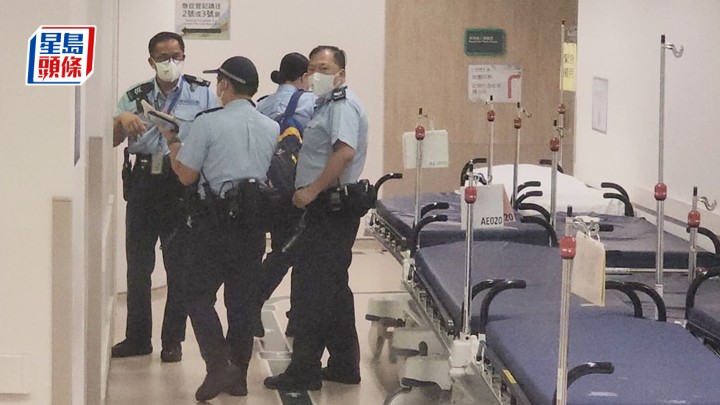 启德简约公屋1岁女婴不治，警员在医院调查。黎志伟摄