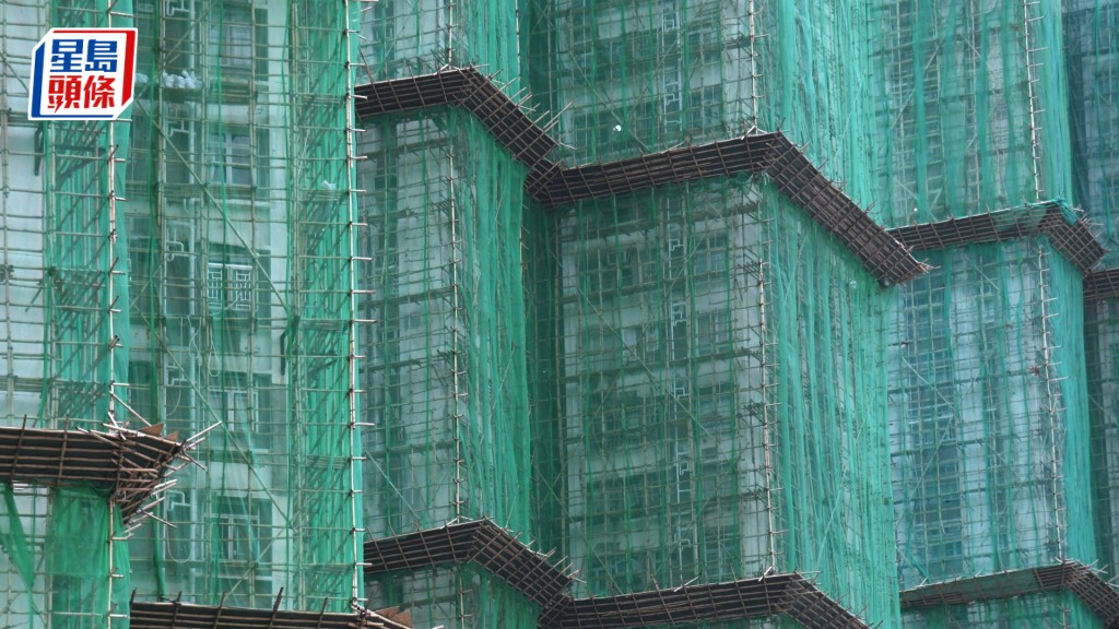 發展局局長甯漢豪昨日宣布，所有正在進行大維修公營及私營樓宇，須於周六前拆除外牆所有棚網。資料圖片