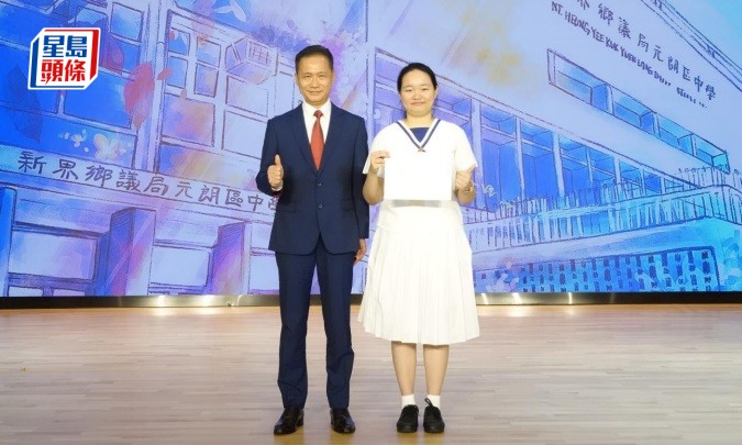 新界乡议局元朗区中学孙菀青（右）同学成功覆核生物科成绩，累计共夺得7科5**佳绩。