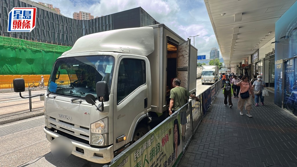 兩涉事貨車停路邊待查。劉漢權攝