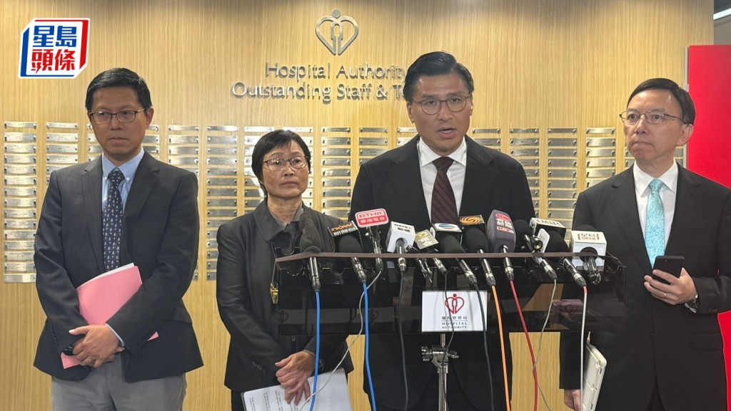 左起：医管局总系统经理（资讯科技策略与企业架构）王昱、医管局资讯科技主管张淑英、医管局资讯科技服务委员会主席邱达根、医管局资讯科技服务委员会委员林伟乔。蔡思宇摄