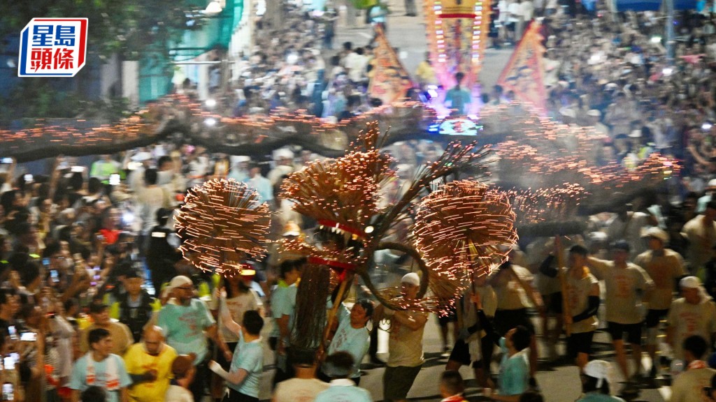 中秋大坑舞火龍等傳統活動吸引不少旅客前來港觀賞。蘇正謙攝