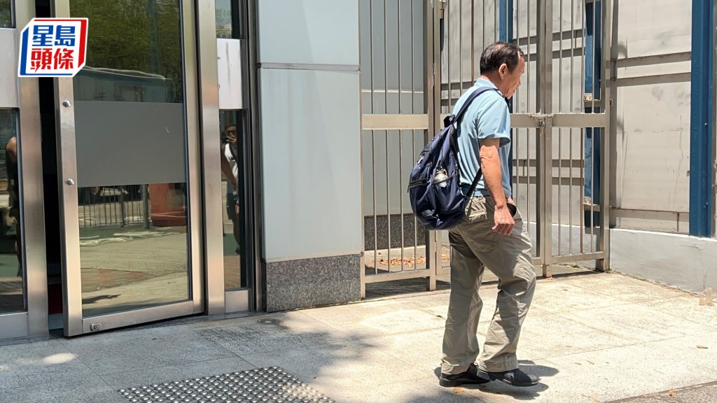 姜嘉偉生父協查後離開警署。蔡楚輝攝