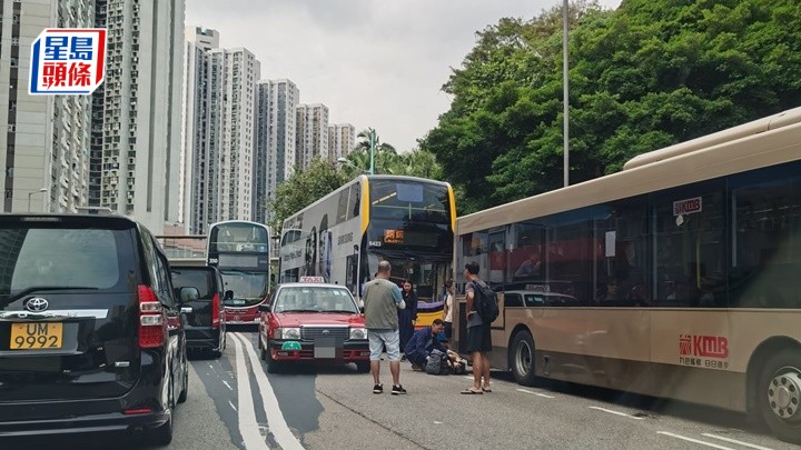 男子捱撞後倒卧地上。fb:屯門公路塞車關注組