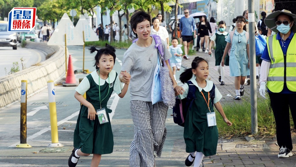 開學日︱運輸署:已提醒公共交通適時加密班次 籲學生過馬路勿玩手機、戴耳機或飲食