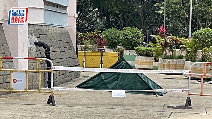 尸体盖上遮尸帐篷。杨伟亨摄