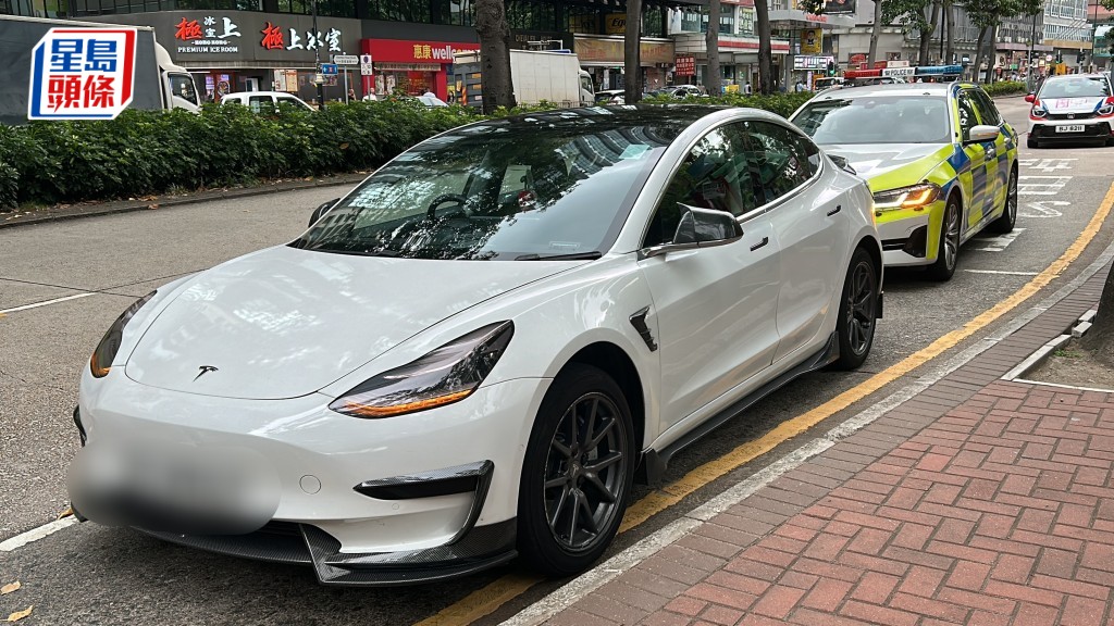 尖沙咀Tesla形迹可疑遭警截 男司機吹波超標涉醉駕被捕。林思明攝