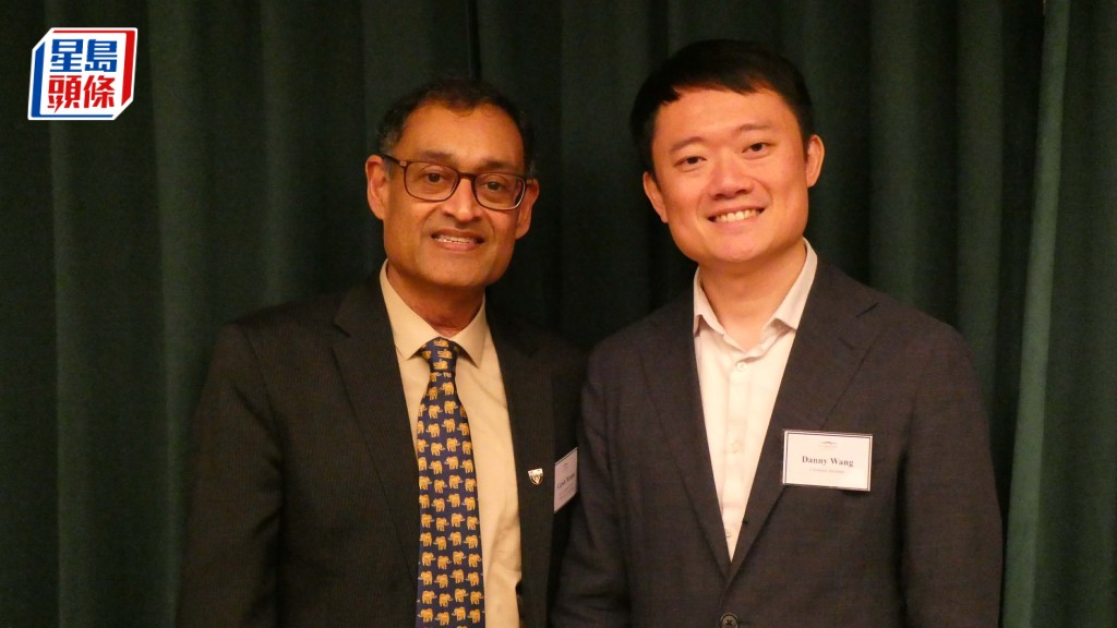 劍橋大學露西‧卡文迪許學院院長Girish Menon（左）表示，獲選的20名學生可於劍橋大學獲得難忘體驗。右為王德志。歐文瀚攝