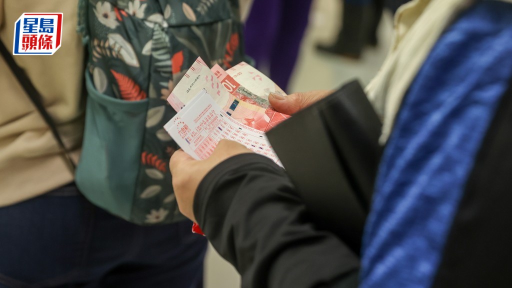 第32期六合彩今晚（24日）攪珠，若以10元一注獨中，頭獎獎金高達800萬元。資料圖片