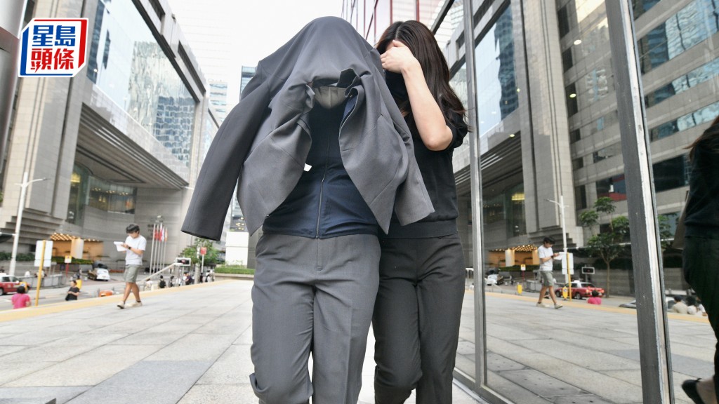 張曉惠（外套笠頭者）自稱是案件的局外人，無參與串謀。資料圖片