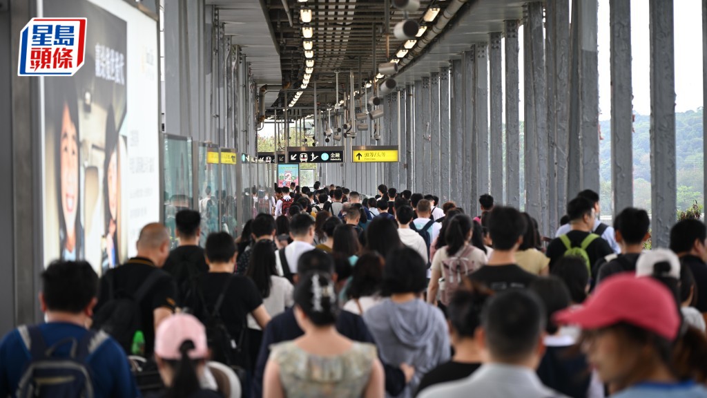 上月訪港旅客總數達380萬人次,較去年同期上升13%。資料圖片