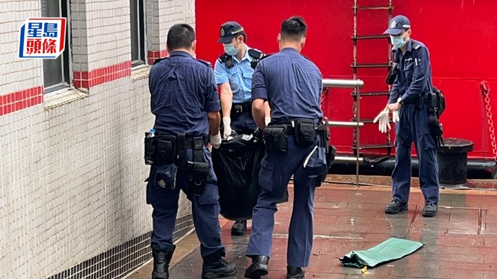 死者遺體被送往青衣滅火輪碼頭。蔡楚輝攝