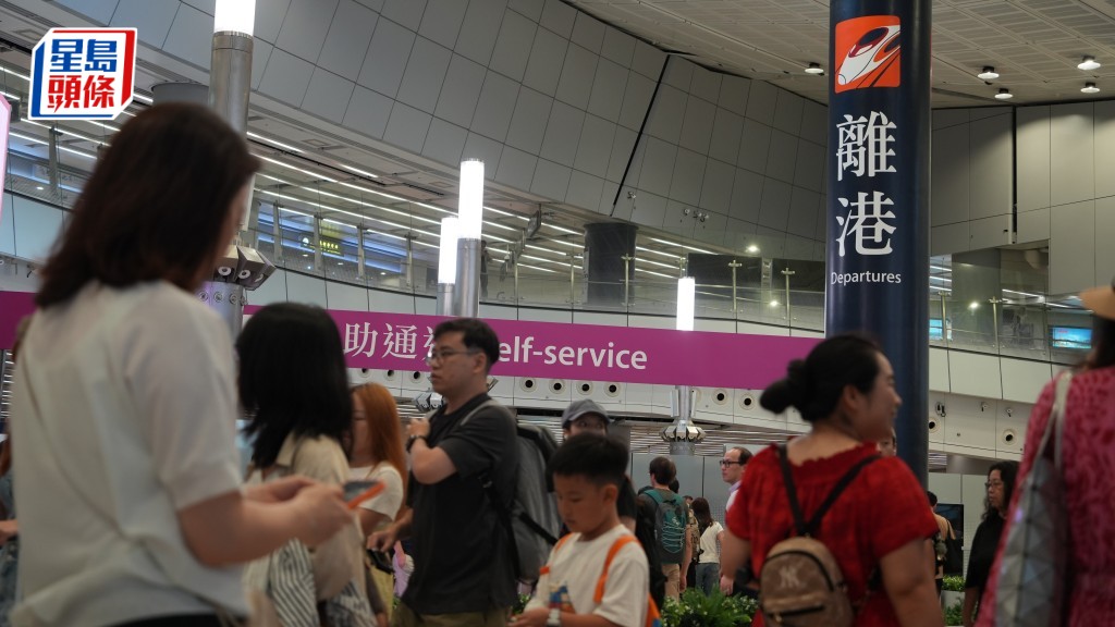 端午假期首日高铁站水泄不通  返乡市民称往返车票紧张