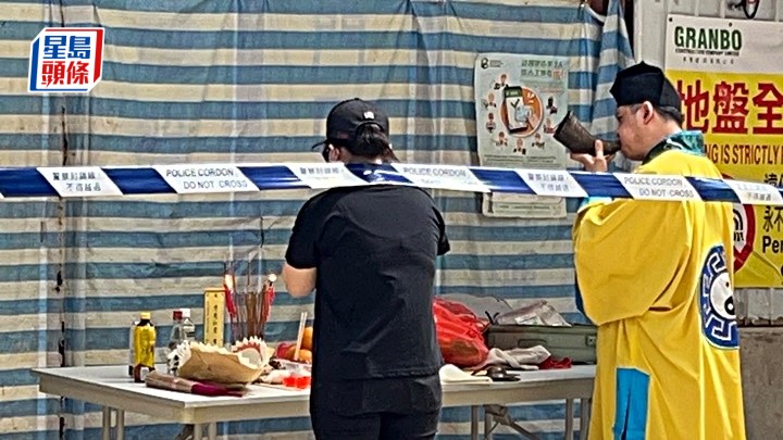 死者胞姊與阿姨在場拜祭。蔡楚輝攝
