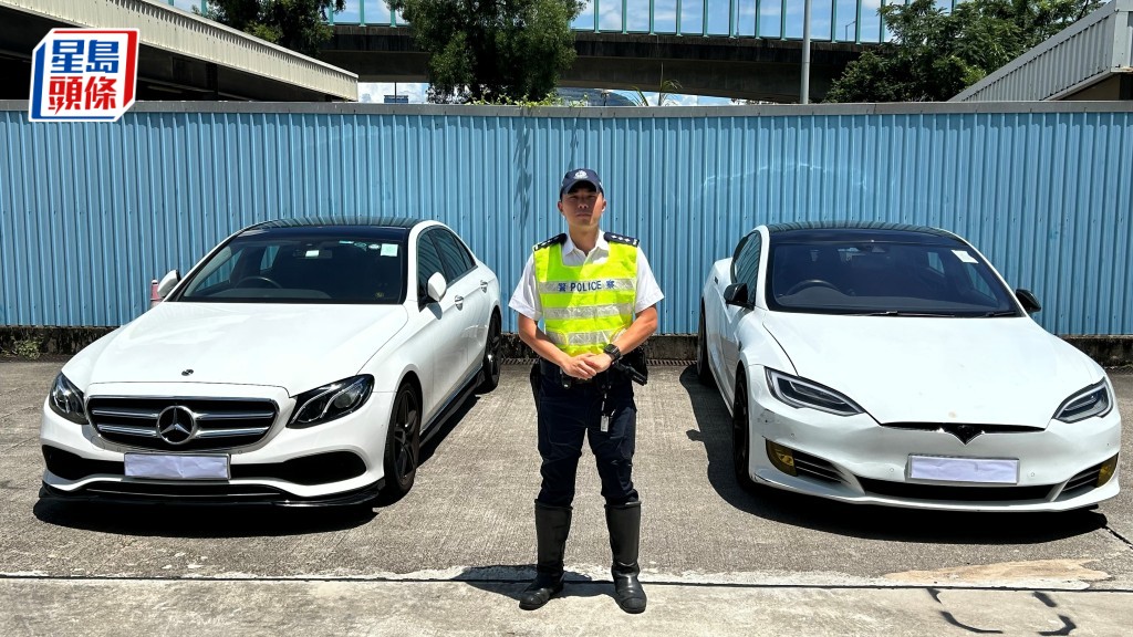 港島交通警放蛇打擊白牌車 拘兩本地司機扣車檢驗。蔡楚輝攝