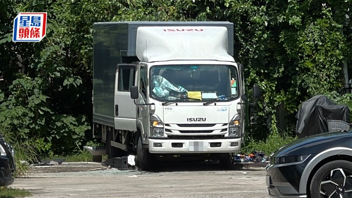 六旬司機在貨車內燒炭死亡。劉漢權攝