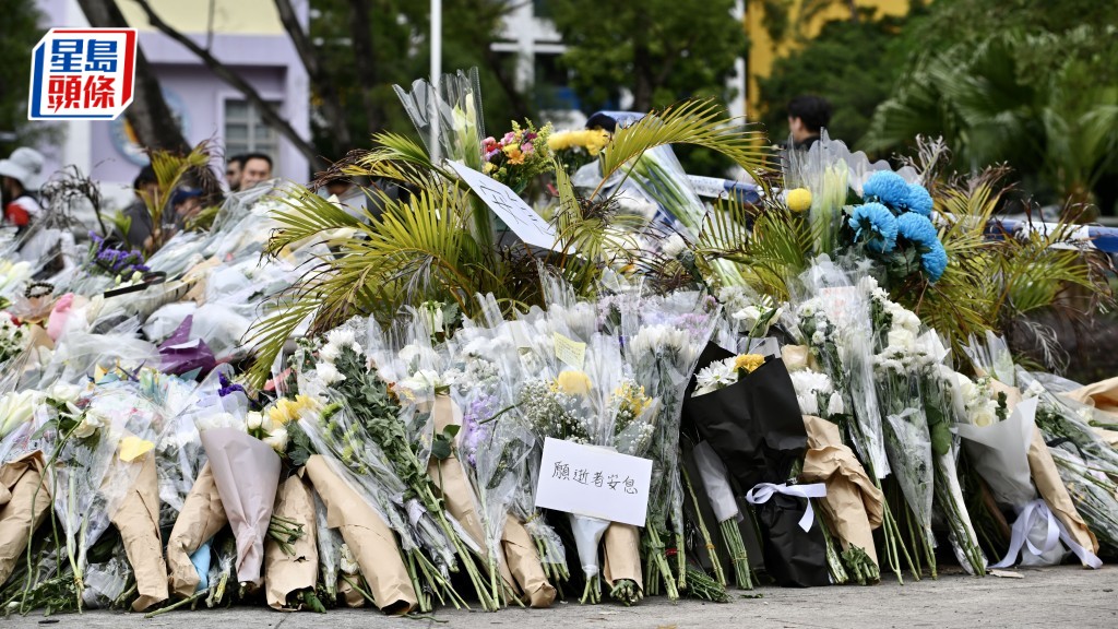 大埔宏福苑五級火發生造成多人死亡，不少市民獻花悼念。劉駿軒攝