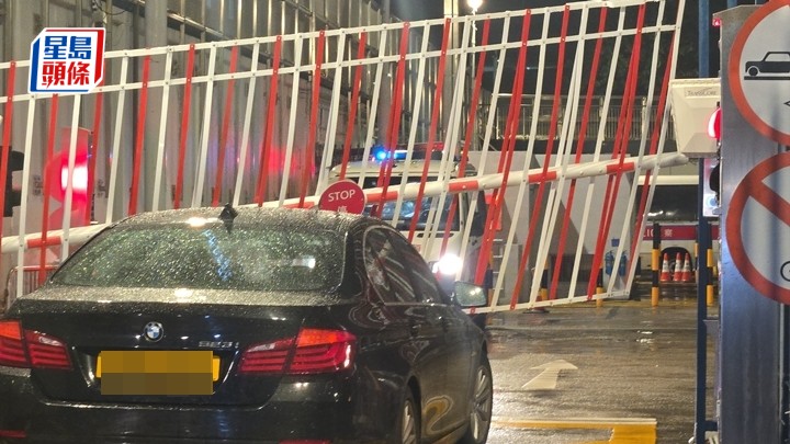 屯門警署近震寰路一側車閘被撞毀。
