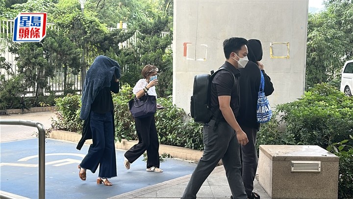 死者親屬在總領事館職員陪同下，到葵涌公眾殮房認屍。劉漢權攝