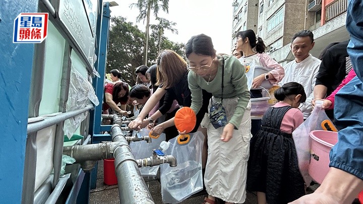 大批居民排隊取水。曾志恆攝