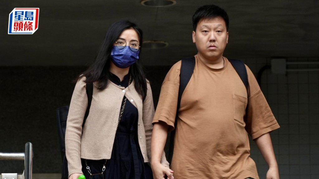 女被告丘嘉熙(左)被指利用假收據及報價單詐騙政府資助活動開支。劉駿軒攝