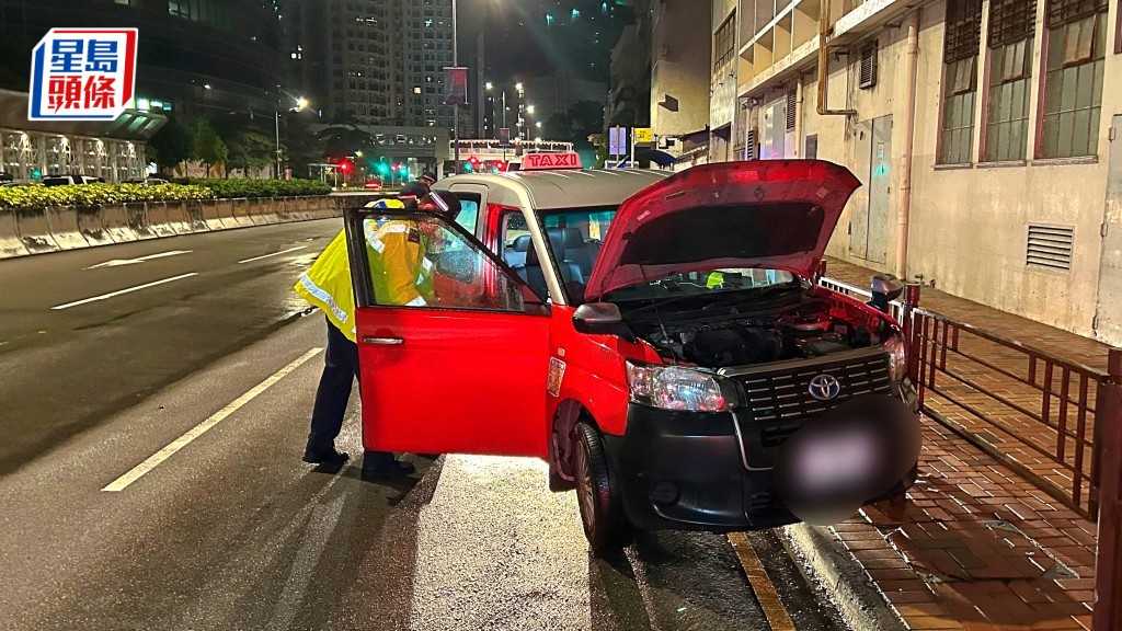 的士铲行人路撞栏始停，58岁男司机送院不治。蔡楚辉摄