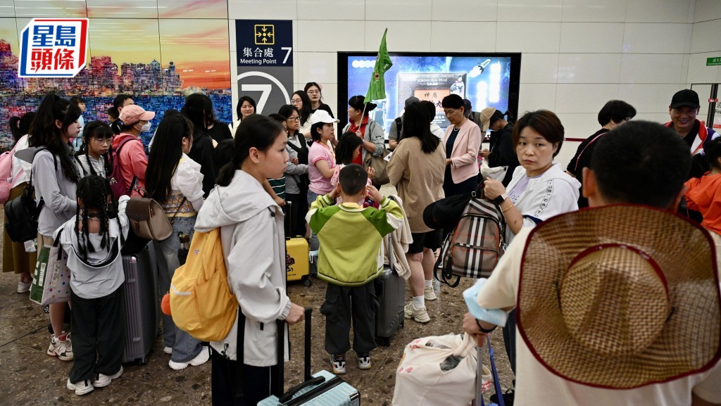 內地五一黃金周首日，不少旅客選擇從西九龍高鐵站入境香港。蘇正謙攝