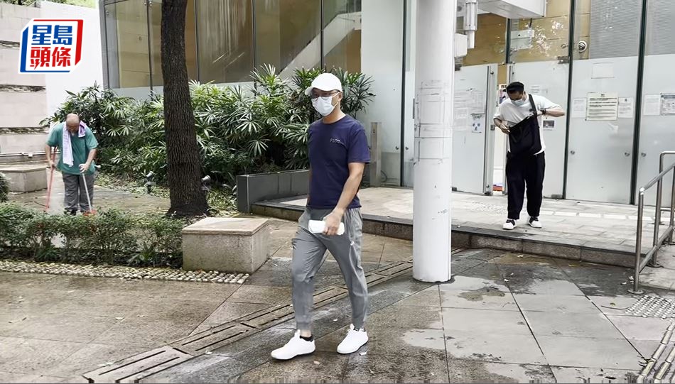 死者的姪兒到殮房認屍後離開。梁國峰攝