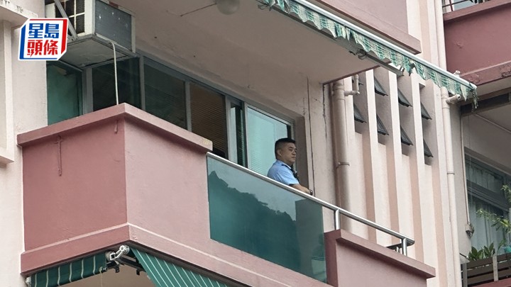 警員在遇竊單位調查。梁國峰攝