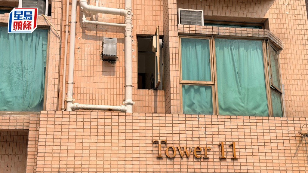 青年由一樓廁所窗爬出單位期間失足墮平台。梁國峰攝