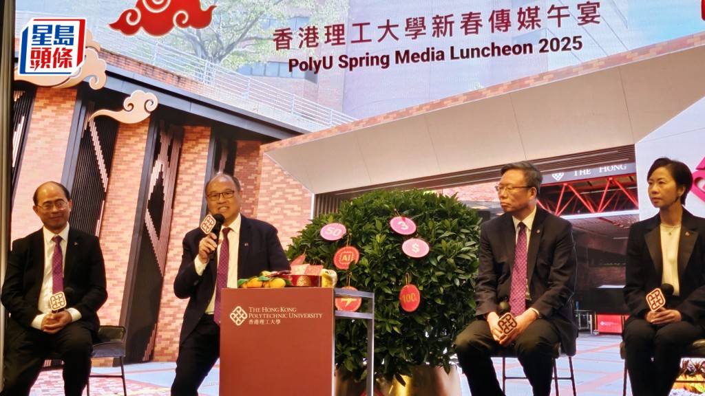 林大輝(左二)表示,削減撥款肯定對理大有影響,大學已有心理準備。陳嘉婉攝