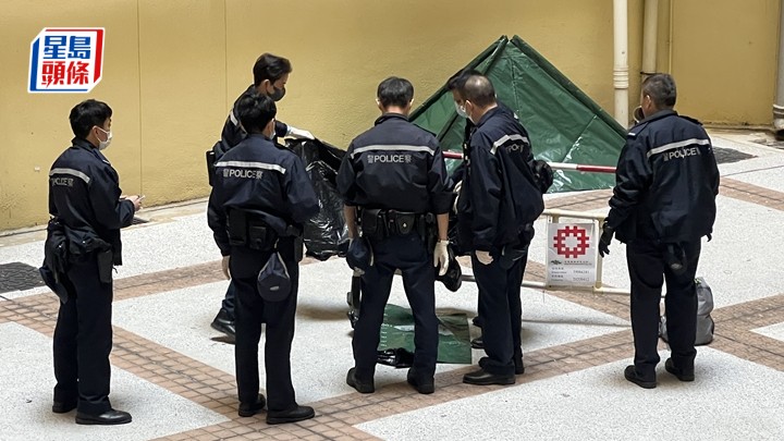 警方用帐篷遮蔽遗体，展开调查。许文光摄