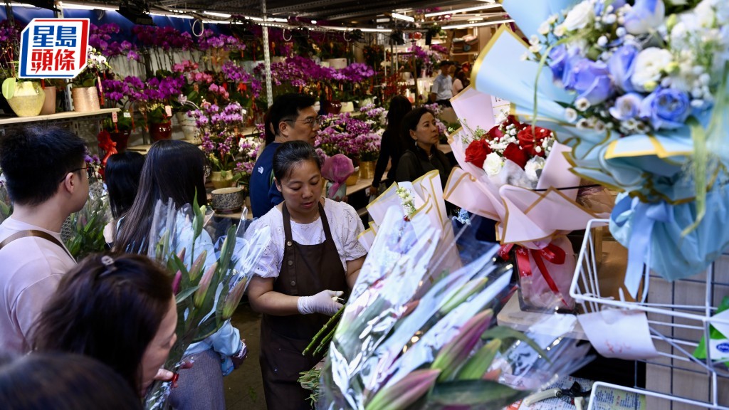 今日是情人節，旺角花墟人頭湧湧。劉駿軒攝