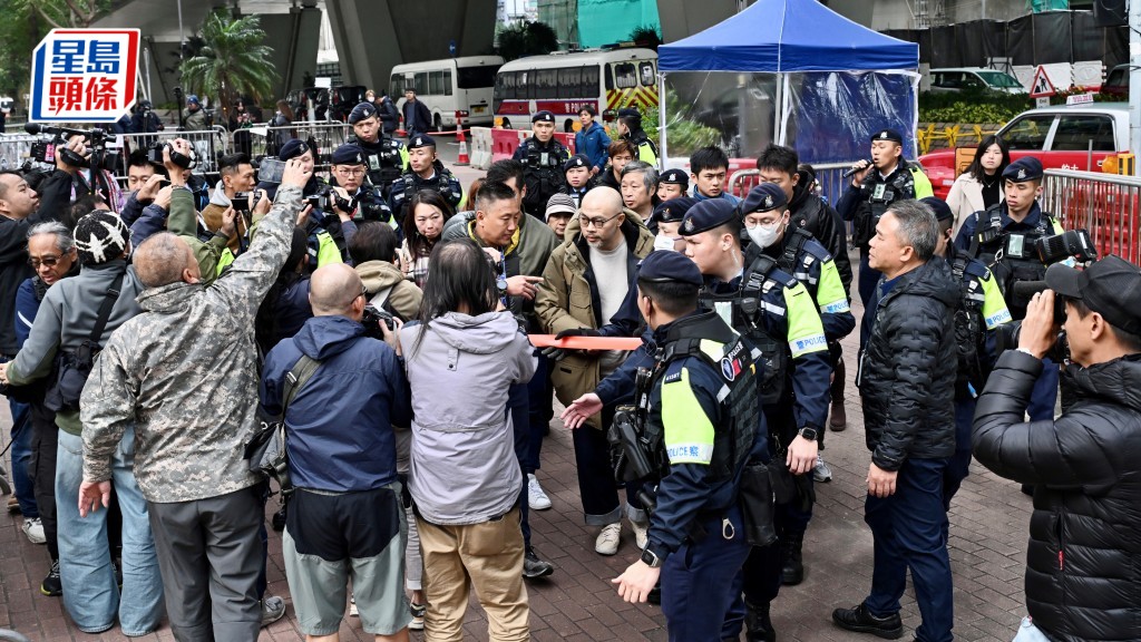 海難家屬不滿裁決內容，更拍枱拉隊離席。劉駿軒攝