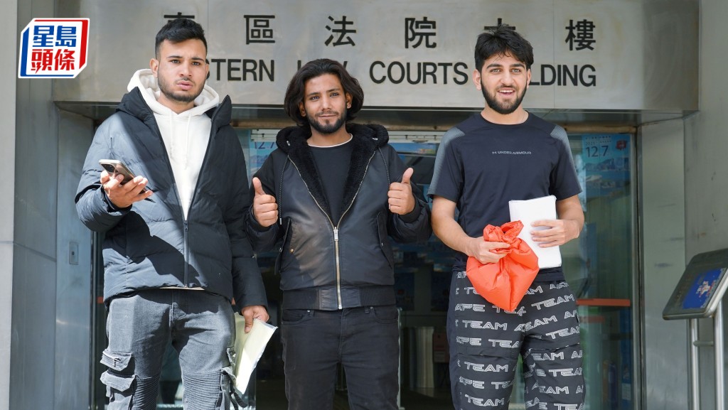 其中兩被告Ibrahim Muhammad（右一），以及楊李軍Falaq-Sher（左一）與另外4名被告獲准保釋明天初再訊。葉偉豪攝