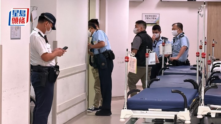 探员在医院调查事件。梁国峰摄