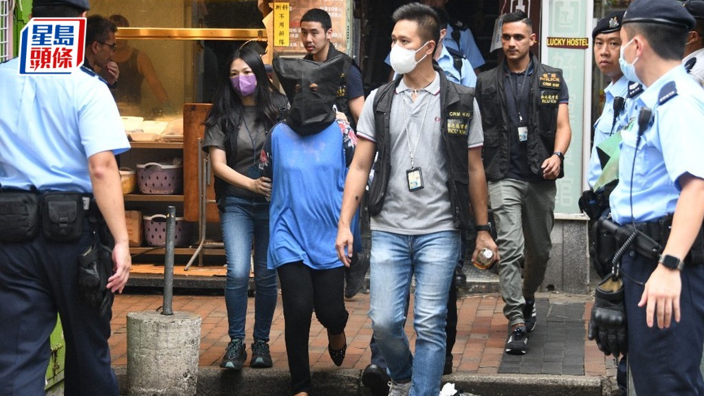 女被告UR, REHMAN AAMINA(蒙頭者)被控3項謀殺罪,案件將轉介高院審理。資料圖片