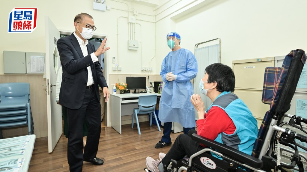 盧寵茂視察長者牙科外展服務。政府新聞處圖片