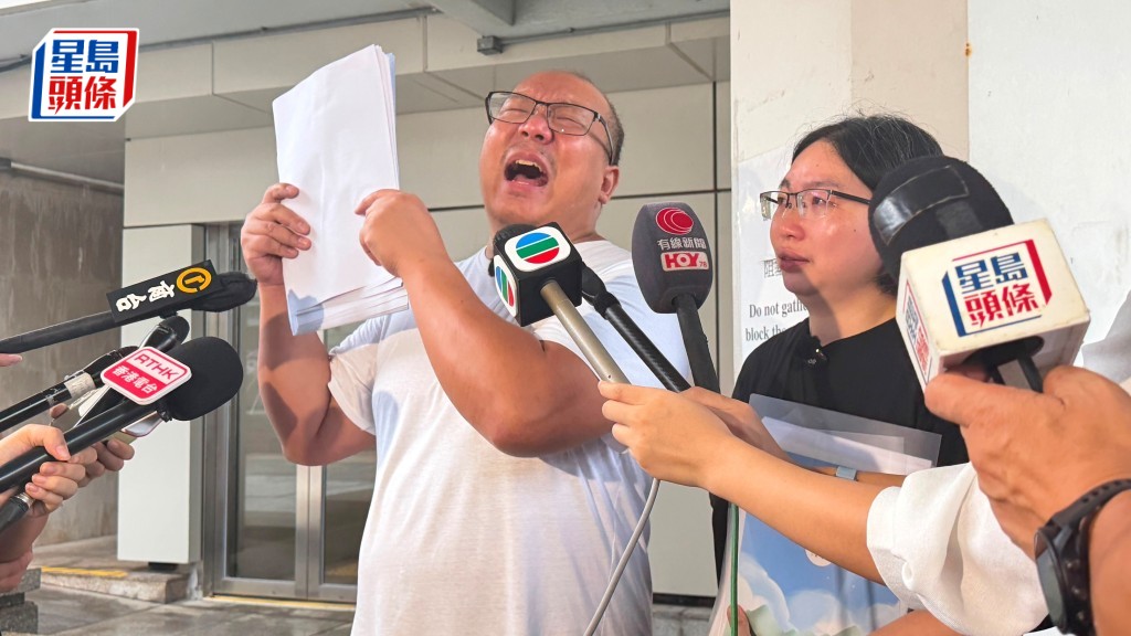 非常父母到高院提交人生保護令申請，兩人情緒激動。楊偉亨攝