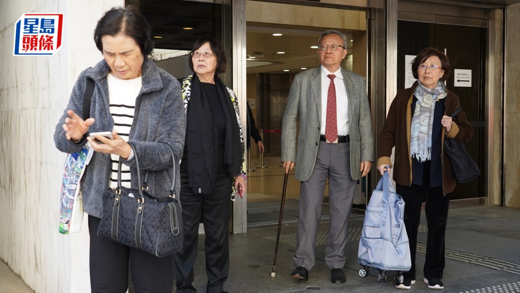 龔仁心（右二）堅稱入住豪宅乃家庭協議。左起劉元春、龔因心，右一為龔中心。葉偉豪攝