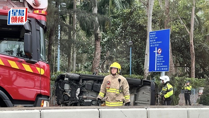 七人車翻側路中。fb:西環變幻時