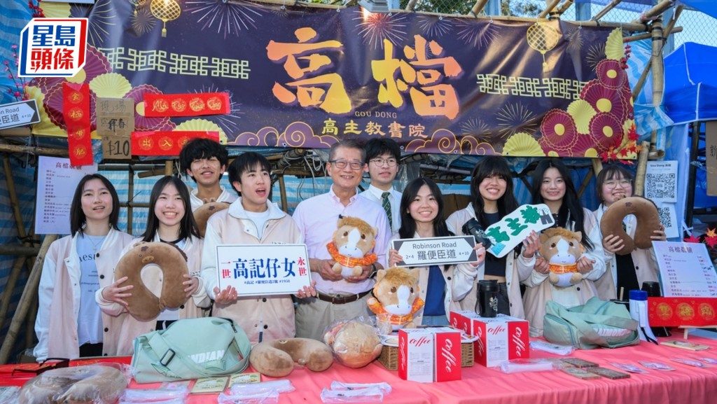 陳茂波昨天到訪維園年宵市場支持消費，並向市民送上祝賀。陳茂波網誌圖片