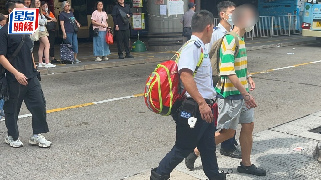 男事主(間條衫)獲送院檢查。楊偉亨攝