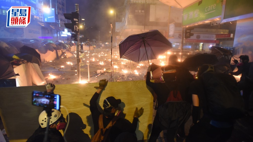 示威者案發時在街頭堵路,掟汽油彈,防暴警則施放催淚彈等進行驅散。資料圖片