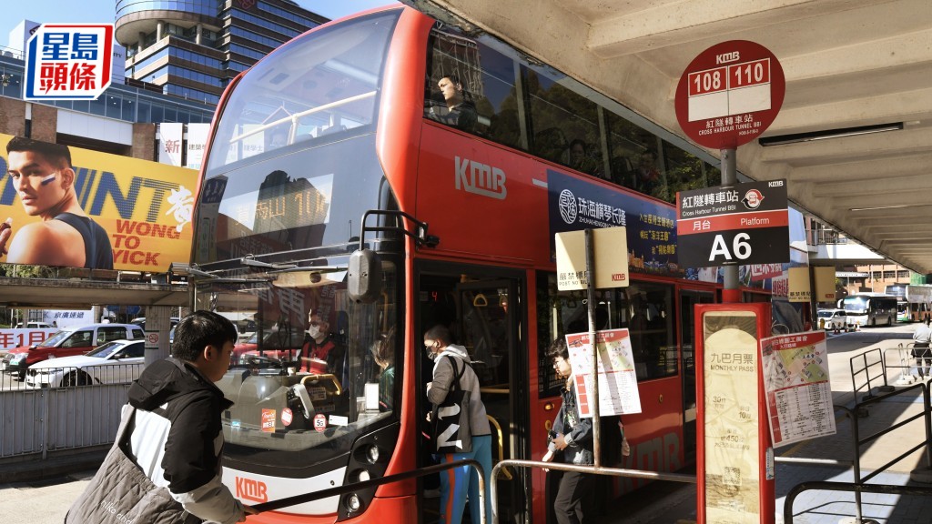 政府现正考虑九巴及屿巴有意申请新专营权一事，并与营办商研究加快引入新能源巴士，配合政府2050年实现碳中和的目标。资料图片