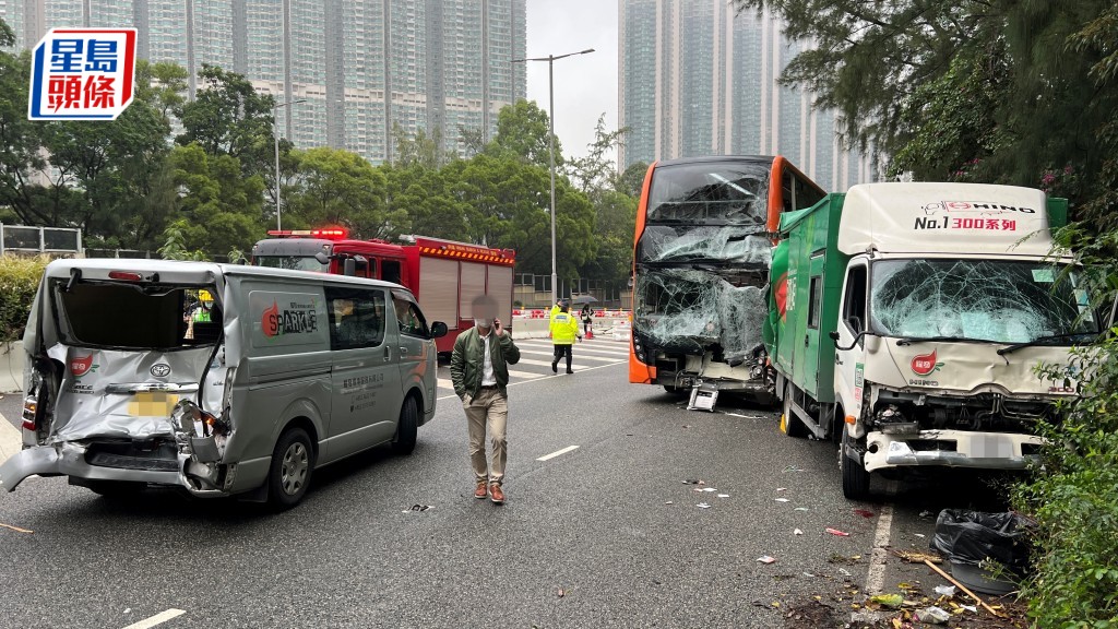 當日一輛龍運巴士先後撞上中型貨車和輕型貨車，造成至少兩死六傷。資料圖片