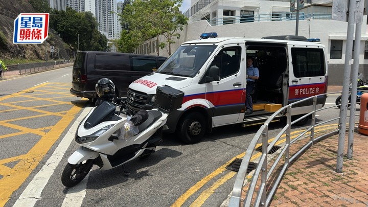 警察衝鋒車撞及外賣電單車車尾。梁國峰攝