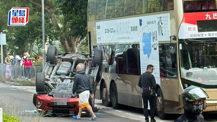 私家車撞巴士後翻側。fb:馬路的事討論區